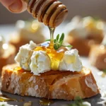 Crostinis dorés au chèvre et miel dans une cuisine de maison.