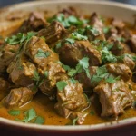 Curry d'agneau mijoté à la française avec coriandre et épices dans une cuisine de maison.