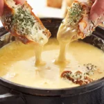 Fondue savoyarde aux trois fromages servie en cuisine de maison.