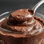 Mousse au chocolat noir intense servie dans un verre dans une cuisine de maison