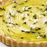 Tarte aux poireaux et fromage de chèvre prête à servir dans une cuisine familiale.