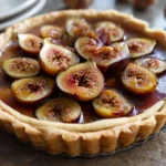 tartelette aux figues et crème de marrons maison dans une cuisine familiale.