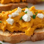 Tartinade de potiron et feta sur toasts grillés dans une cuisine de maison