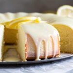 Gâteau au citron moelleux fait maison, sur une assiette dans une cuisine