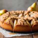 Gâteau aux poires moelleux fait maison dans une assiette