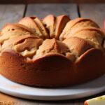 Gâteau aux pommes moelleux fait maison dans une cuisine