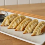 Gyozas végétariens faits maison présentés dans une assiette