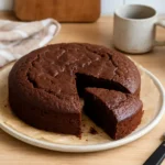 Photo d’un gâteau au chocolat healthy maison, moelleux et léger, préparé avec du chocolat noir et de la compote de pommes pour un dessert gourmand et sain.