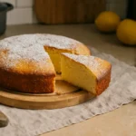 Gâteau au citron et mascarpone fait maison photographié dans une cuisine familiale