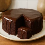 Photo d’un gâteau qui pleure, dessert au chocolat fondant et crémeux, nappé de ganache et préparé maison dans une cuisine familiale.
