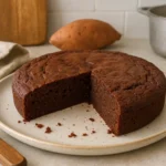 Photo d’un gâteau patate douce chocolat moelleux, fait maison, légèrement craquelé, avec une texture fondante et gourmande, prêt à être dégusté.