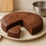 Gâteau IG bas au chocolat et à la poudre d’amande, moelleux et sans sucre raffiné, présenté dans une cuisine de maison.