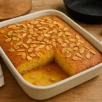 Photo réaliste d’un gâteau arabe au miel et aux amandes, dessert oriental maison, moelleux et doré, parfait pour le Ramadan et les fêtes traditionnelles.