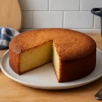 Photo d’un gâteau au Skyr fait maison, moelleux et léger, préparé avec du skyr islandais nature. Un dessert healthy riche en protéines parfait pour un goûter ou un petit-déjeuner équilibré.