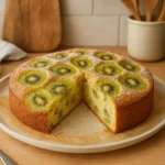 Photo d’un gâteau au kiwi moelleux et fruité, fait maison dans une cuisine familiale.