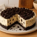 Gâteau aux Oreos maison crémeux et croustillant photographié dans une cuisine familiale