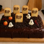 Photo d’un gâteau cimetière au chocolat décoré pour Halloween, pris dans une cuisine familiale.