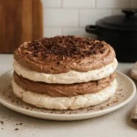 Photo du gâteau le merveilleux fait maison, dessert meringué avec chantilly au chocolat, photographié dans une cuisine familiale.