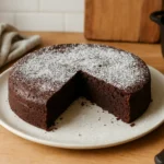Gâteau au vin rouge moelleux fait maison dans une cuisine familiale