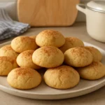 gâteau espagnol traditionnel Montecao aux amandes sur une assiette dans une cuisine maison