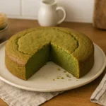 Photo d’un gâteau matcha moelleux fait maison, au thé matcha japonais, photographié dans une cuisine authentique avec une lumière naturelle. Un dessert vert tendre, simple et gourmand, parfait pour illustrer une recette japonaise au matcha.