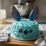 Photo d'un gateau Stitch d'anniversaire fait maison, décoré en bleu avec une crème lisse et des détails inspirés de Stitch. Un gateau Stitch facile et parfait pour un anniversaire enfant, avec une déco simple et un rendu cake design.