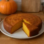Photo d'un gâteau à la courge fait maison, moelleux et doré, préparé avec de la courge butternut, présenté dans une cuisine familiale. Recette de gâteau à la courge facile, parfaite pour un dessert d'automne.