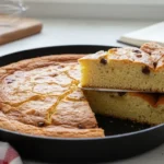 gâteau à la poêle doré et moelleux, dessert sans four facile et rapide préparé dans une cuisine maison