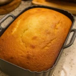 Photo d’un gâteau au yaourt Air Fryer Ninja doré et moelleux dans un moule en silicone, prêt à déguster, recette maison sans four.