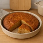Photo d’un gâteau bébé sans sucre moelleux et doré, parfait pour un goûter healthy dès 1 an, préparé maison avec de la banane et sans sucre raffiné.