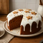 gâteau de noël moelleux et traditionnel fait maison avec glaçage blanc et décoration festive