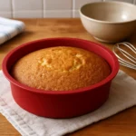 Gâteau moelleux à la vanille cuit dans un petit moule en silicone, doré et fondant