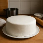 Photo d’un gâteau pâte à sucre maison, décoré simplement, idéal pour un anniversaire d’enfant ou d’adulte. Recette facile, pâte à sucre lisse et colorée, parfaite pour apprendre comment faire un gâteau pâte à sucre pas à pas.