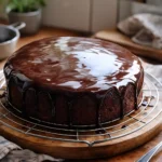 Nappage chocolat brillant pour gâteau versé sur un dessert maison