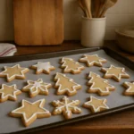 Sablés de Noël maison dorés et décorés, biscuits traditionnels pour les fêtes