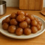 Marrons glacés maison traditionnels de Noël sur assiette, confiserie française artisanale