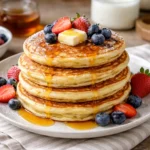 pancakes au yaourt moelleux faits maison avec sirop d'erable et fruits frais