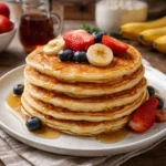 Pancakes sans lait moelleux faits maison, dorés et servis pour le petit-déjeuner