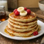 Pancakes sans oeufs moelleux faits maison dans une cuisine familiale