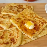 Msemen marocain fin et feuilleté, galette traditionnelle dorée cuite à la poêle