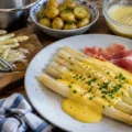 Asperges blanches chaudes, sauce hollandaise citronnée - Facile fait maison