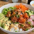 Poke bowl saumon avocat (riz vinaigré + sauce maison)