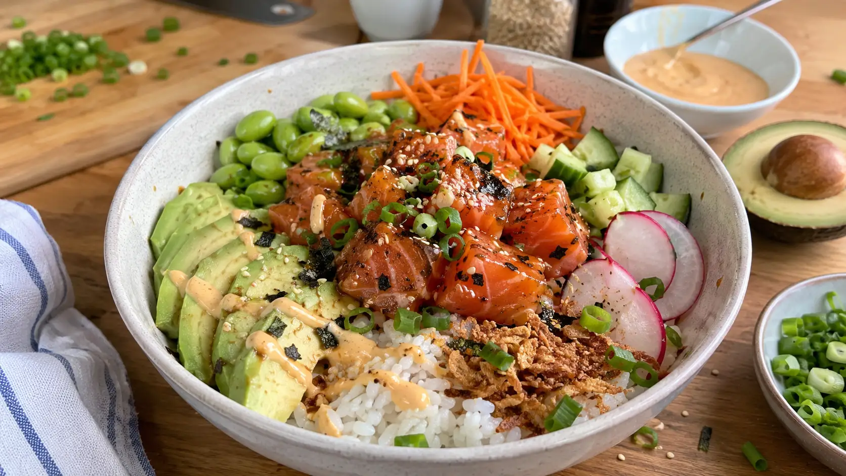 Poke bowl saumon avocat (riz vinaigré + sauce maison)