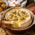 Camembert au four (coulant, miel et ail en option)