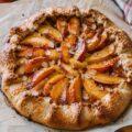 Tarte rustique aux pêches et amandes - Facile fait maison