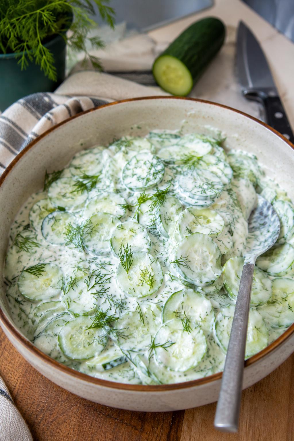 Salade de concombre au yaourt et aneth - Facile fait maison
