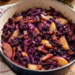 Chou rouge braisé aux pommes et lardons - Facile fait maison